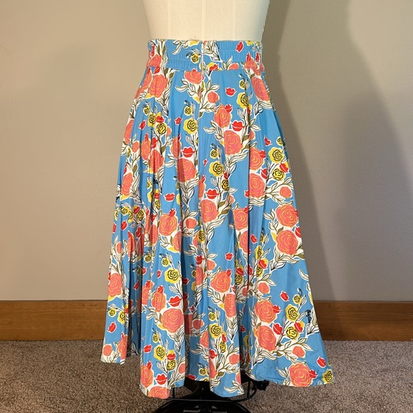 Mary Blair lips and roses circle skirt - Picture 4 of 7